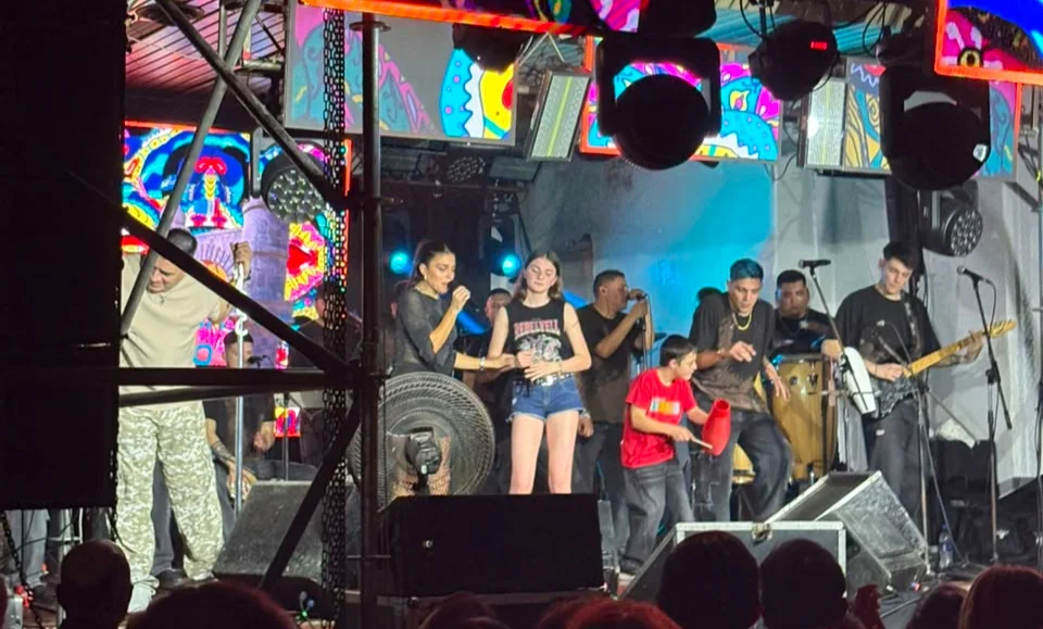 3-catalina-viada-en-escenario-junto-a-eugenia-quevedo-en-ucacha