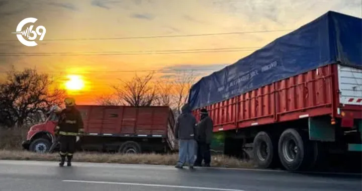 Un camión despistó y obstruyó parcialmente la Ruta 4 entre Santa Eufemia y La Carlota