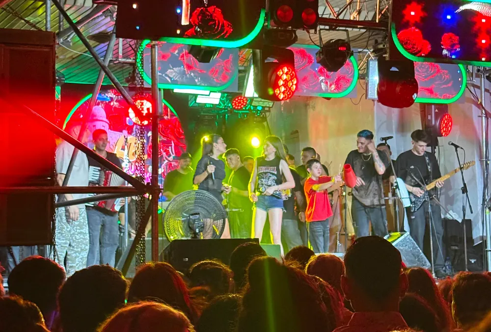 2-catalina-viada-en-escenario-junto-a-eugenia-quevedo-en-ucacha