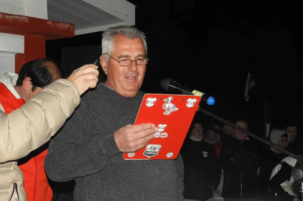oscar-winter-habla-en-inauguracion-luminarias-sportivo-rural