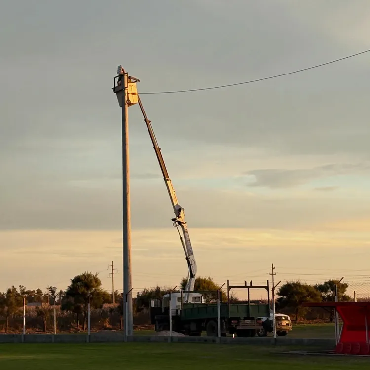 trabajo-de-gruas-nuevo-sistema-de-iluminacion-predio-sportivo-rural
