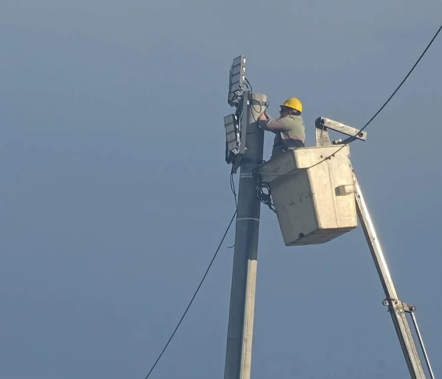 tecnicos-instalan-nuevo-sistema-de-iluminacion-en-predio-de-sportivo-rural