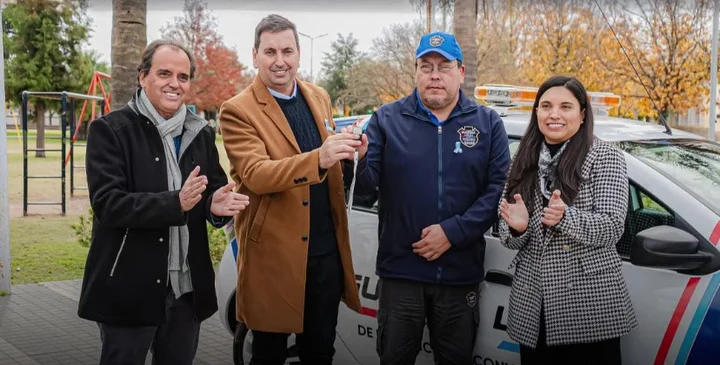 Gisela Barrionuevo junto a José César Gualdoni y Juan Manuel Llamosas en la presentación de la nueva Guardia Local de Santa Eufemia