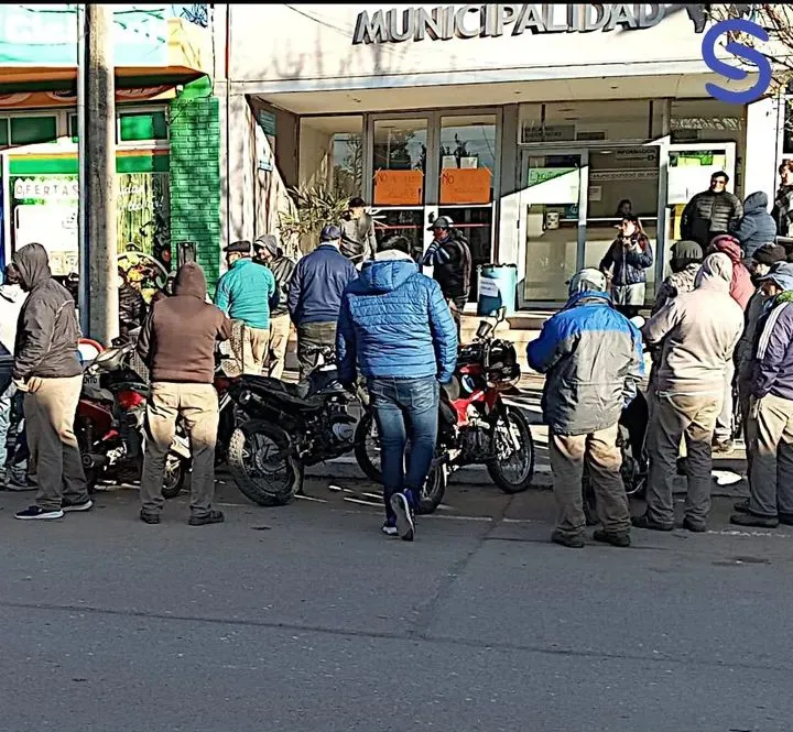 Asamblea de trabajadores municipales frente al palacio municipal. (Foto: Facebook/ Damian German (Sintonia Monte Maíz))