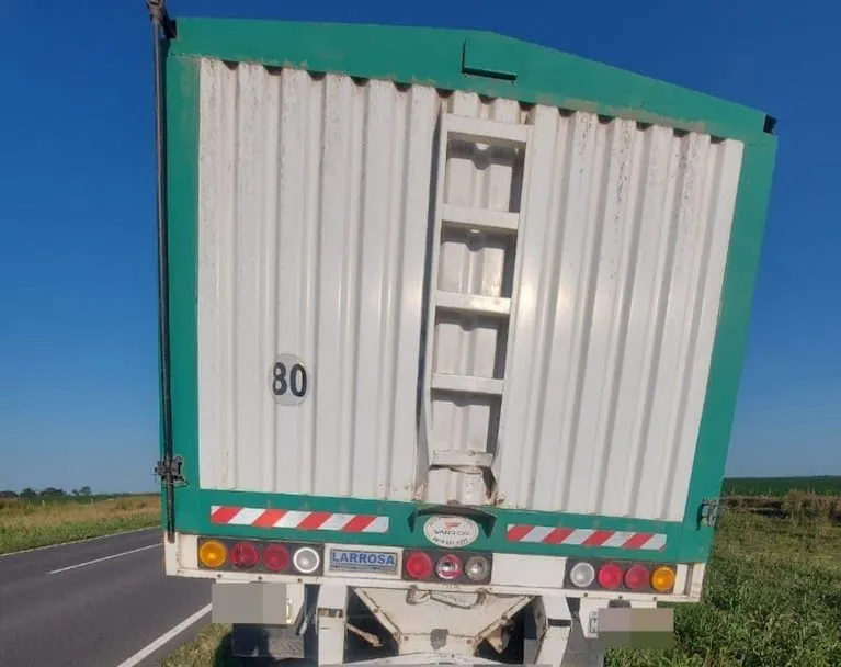 camion-cargado-de-cereales-fue-embestido-de-atras-por-los-dos-jovenes-que-iban-en-una-moto-65WIVDME2ZCOTOJYP2QBXFPW3M.jfif