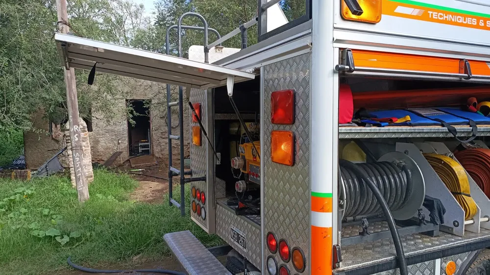 bomberos-de-santa-eufemia-en-incendio-vivienda-deshabitada