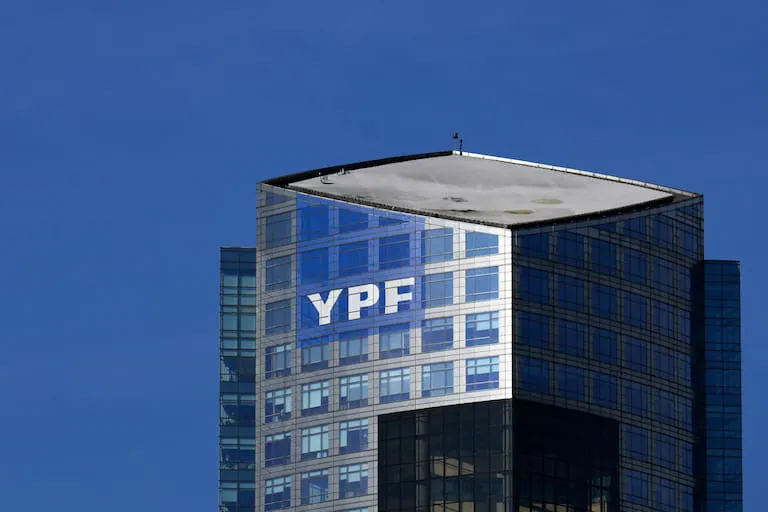 el-logo-de-la-petrolera-ypf-en-la-sede-de-la-QWKYWQYPHFBB3A344JE3CTGO7E