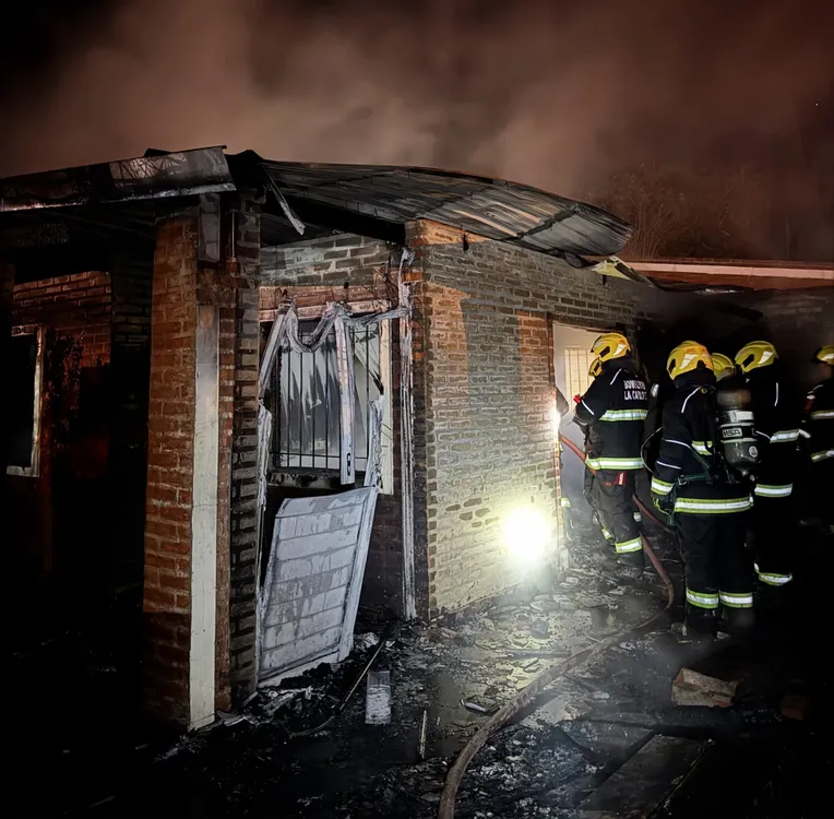 bomberos-controlaron-incendio-total-en-vivienda-de-la-carlota