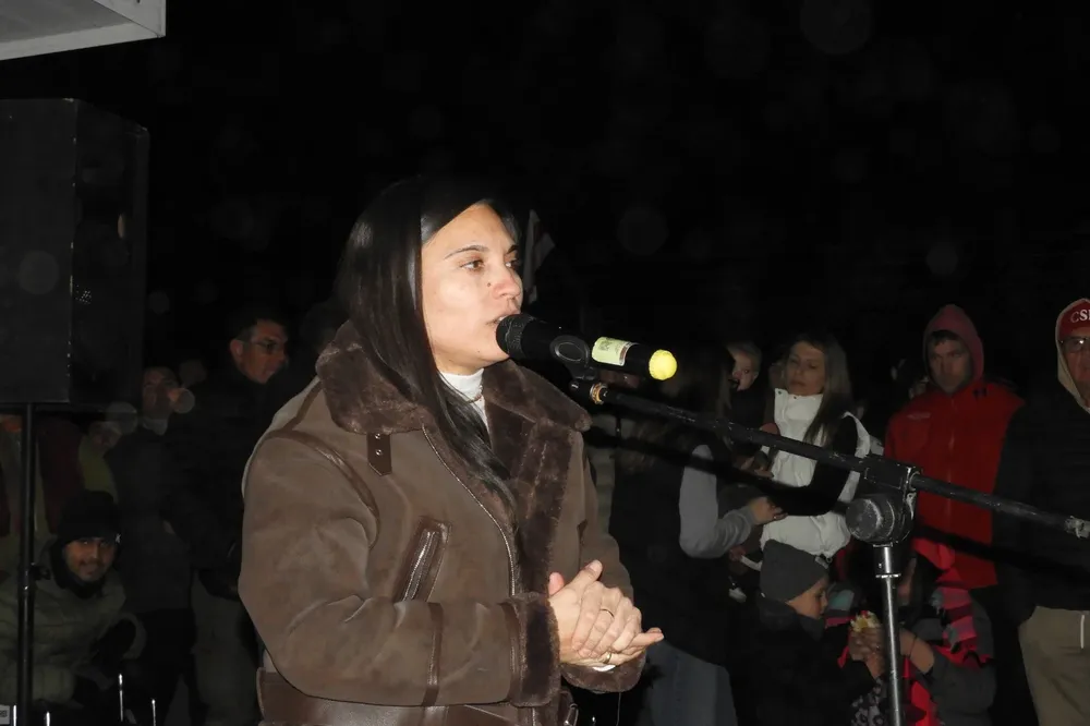 intendente-gisela-barrionuevo-habla-en-inauguracion-de-luminarias-sportivo-rural