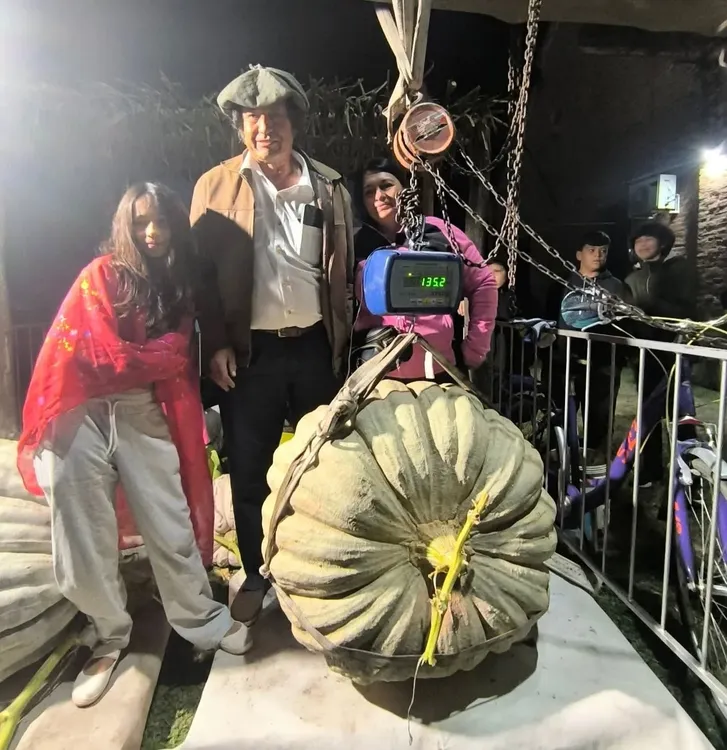 julio-flores-pesa-zapallo-en-alejandro-roca