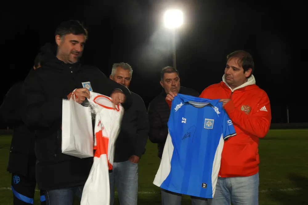 entrega-presente-previo-amistoso-inauguracion-luminarias-sportivo-rural