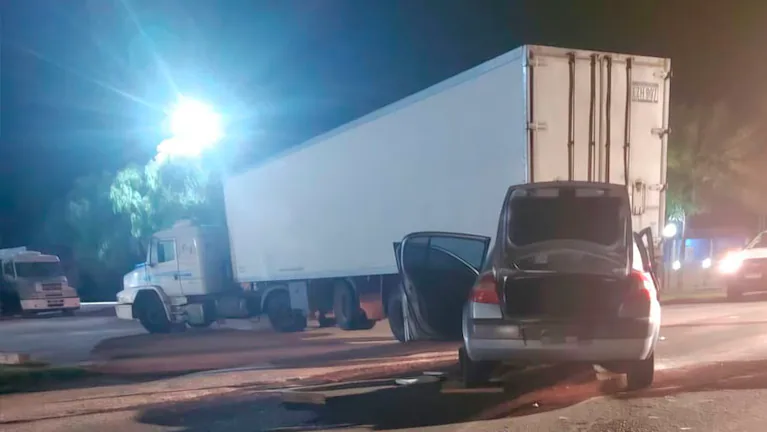 una-mujer-esta-internada-tras-el-choque-con-un-camion-en-bell-ville-TLNTLEEBYRFJLH7DA63GEOPT2M