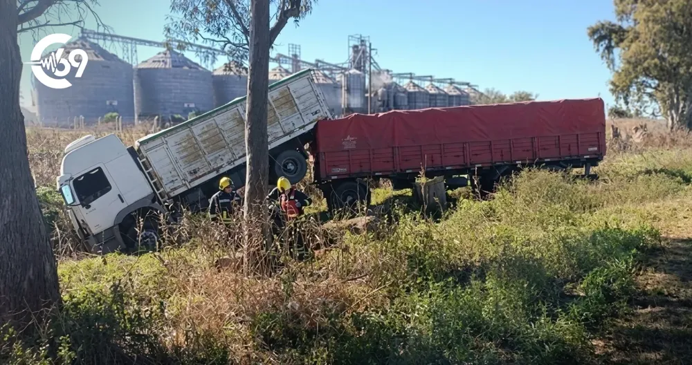 Camionero-de-Laborde-despistó-en-Ruta-6-cerca-de-Monte-Buey